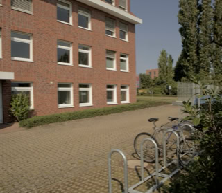 Eingang zur Praxis an Rückseite Eichenbrink 7